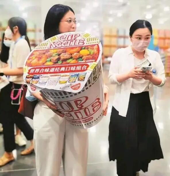  "巨无霸泡面桶：炒至1999元一桶的炫耀工具&q