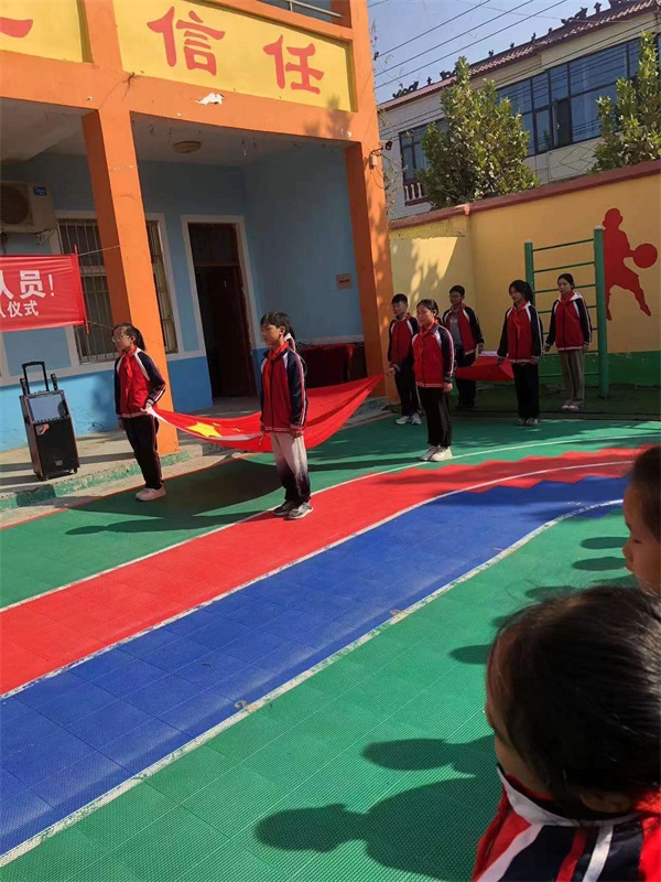 河南杞县高阳镇中心小学举行新一季少先队员入队仪式