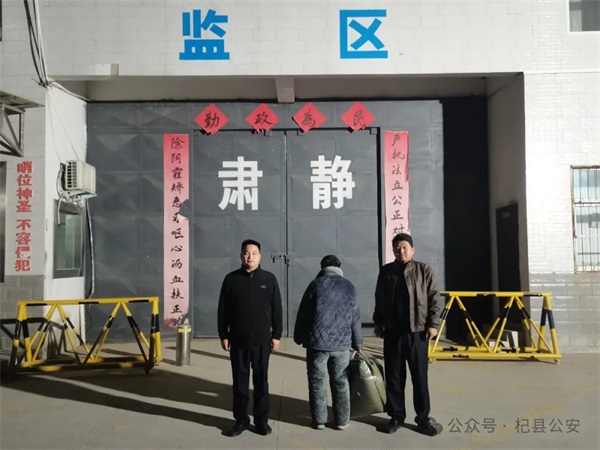 河南杞县：男子凭运气拉车门盗窃 注定被抓
